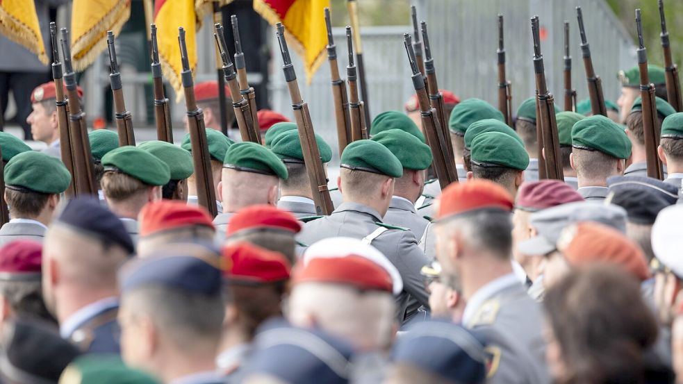Aus der schwarz-roten Bundesregierung kommen unterschiedliche Stimmen zu einer möglichen Wehrpflicht. (Symbolbild) Foto: Hannes P. Albert/dpa