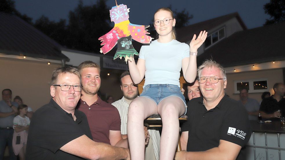 Hoch leben ließen die Grünröcke der Schützenkameradschaft „Friesenkönig Radbod“ Bollingen-Bibelte ihre neue Königin Thalea Büter Foto: Hans Passmann