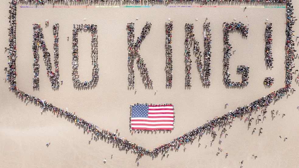 „NO KING!“ verkörpern Hunderte Demonstranten an einem Strand in San Francisco. Foto: Santiago Mejia/San Francisco Chronicle/AP/dpa