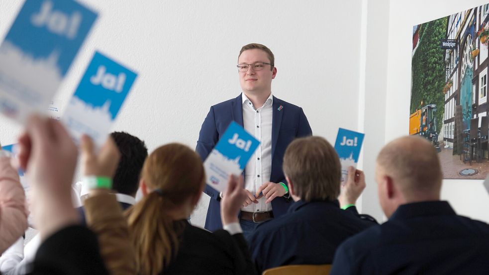 Adrian Maxhuni wurde am Samstag in seinem Amt als Vizechef der AfD Osnabrück-Land bestätigt – obwohl er zwei Jahre lang Chef der Jungen Alternative Niedersachsen war. Wir konnten die mittlerweile gelöschte Webseite der AfD-Jugendorganisation rekonstruieren. Es zeigt sich eine radikal rechte Gedankenwelt. Foto: Michael Gründel
