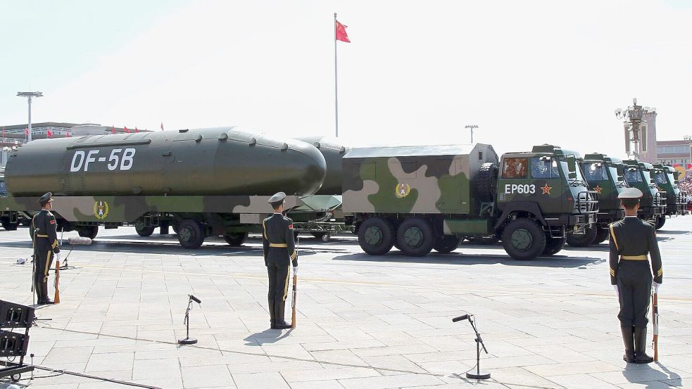 Chinesische Militärfahrzeuge mit Atomraketen während einer Parade in Peking. (Archivbild) Foto: Rolex Dela Pena/Pool/EPA/POOL/dpa