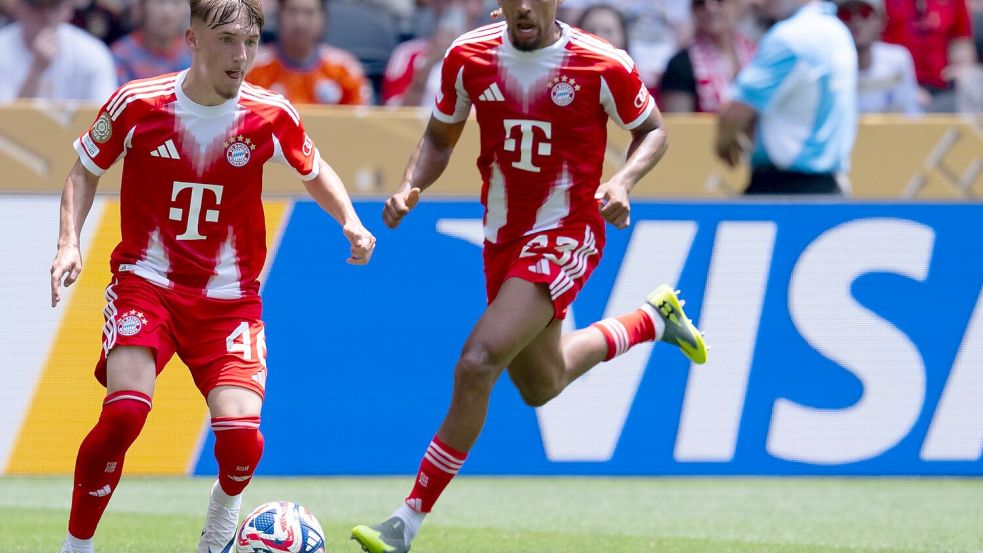 Klein, aber oho: Lennart Karl setzt mit dem Ball am linken Fuß zum Dribbling an. Foto: Sven Hoppe/dpa