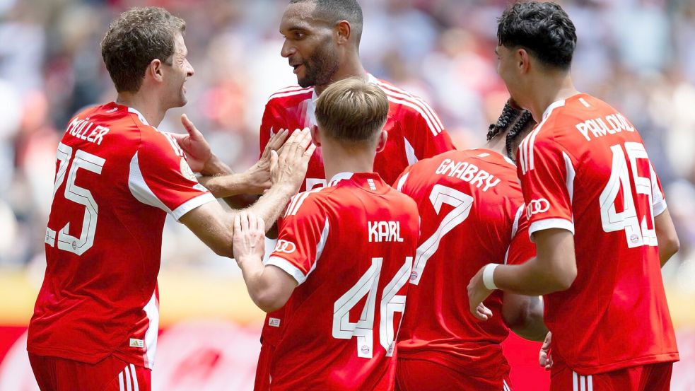 Beim Torjubel gegen Auckland muss Lennart Karl (Nr. 46) noch den prominenten Teamkollegen gratulieren, wie hier Thomas Müller (l) nach dem Treffer zum 10:0. Foto: Sven Hoppe/dpa