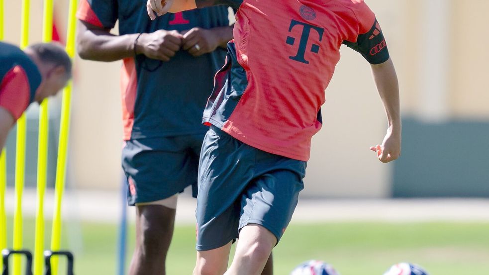 Bayern-Trainer Vincent Kompany schaut bei Lennart Karl ganz genau hin. Seinen Debüteinsatz hatte sich das große Talent im Training verdient. Foto: Sven Hoppe/dpa