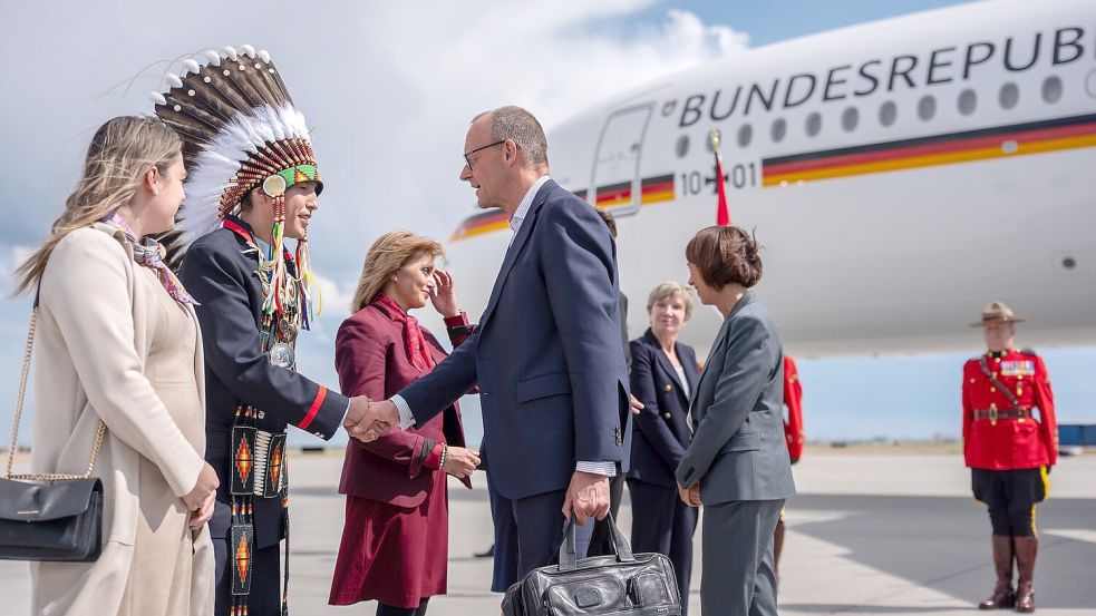 Steven Crowchild von der indigenen Tsuut’ina Nation begrüßte Kanzler Friedrich Merz in Calgary. Foto: Michael Kappeler/dpa