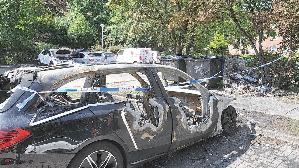 An der Brahmsstraße brannten am frühen Donnerstag Autos. Foto: Bodo Wolters