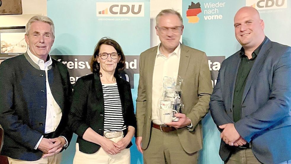Gruppenbild beim CDU-Kreisparteitag in Musik-Café Marienheil: (von links) Fritz-Hannes van Beckum (Tagungsleitung), Melanie Nonte, Bernard Südbeck, Tim Lauterbach (Tagungsleitung, Vorsitzender CDU Rhauderfehn). Foto: CDU/Ralf Jurczyk