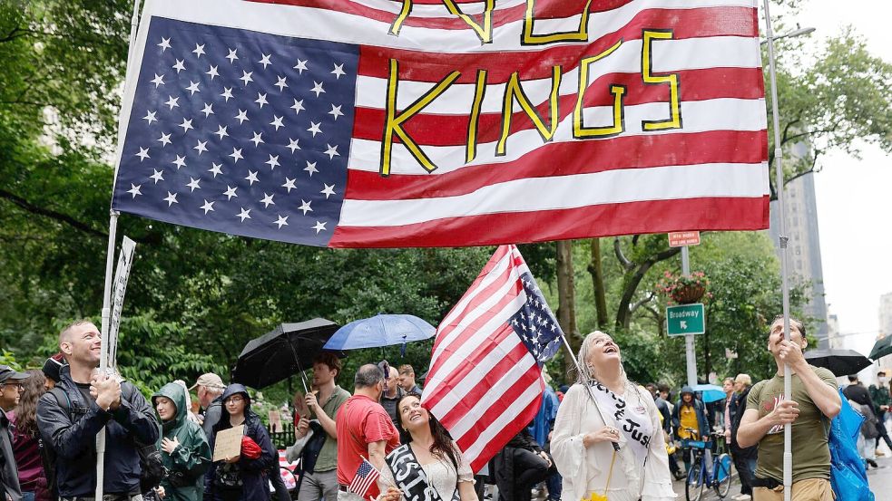 „No Kings“ (Keine Könige) war das übergreifende Motto der Proteste. Foto: Stefan Jeremiah/AP/dpa