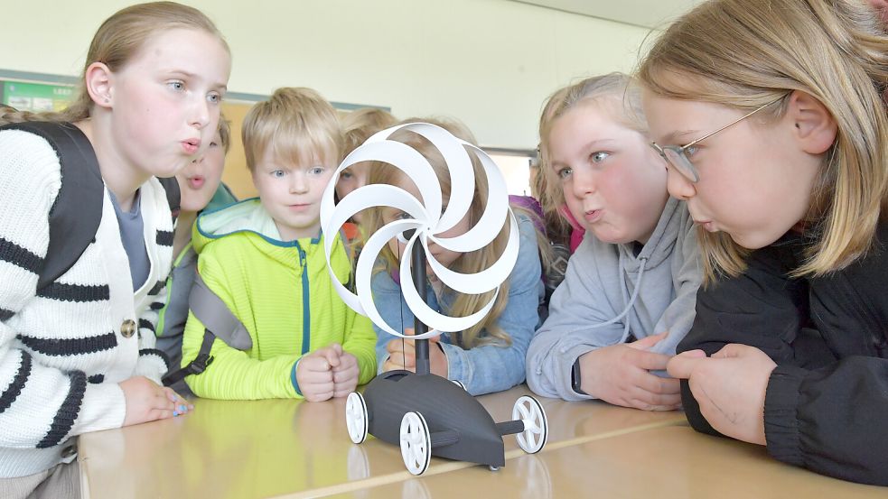 Pusten, bitte! Die Daalerschüler versuchen, das Auto aus dem 3D-Drucker mit ihrem Atem anzutreiben. Foto: Klaus Ortgies