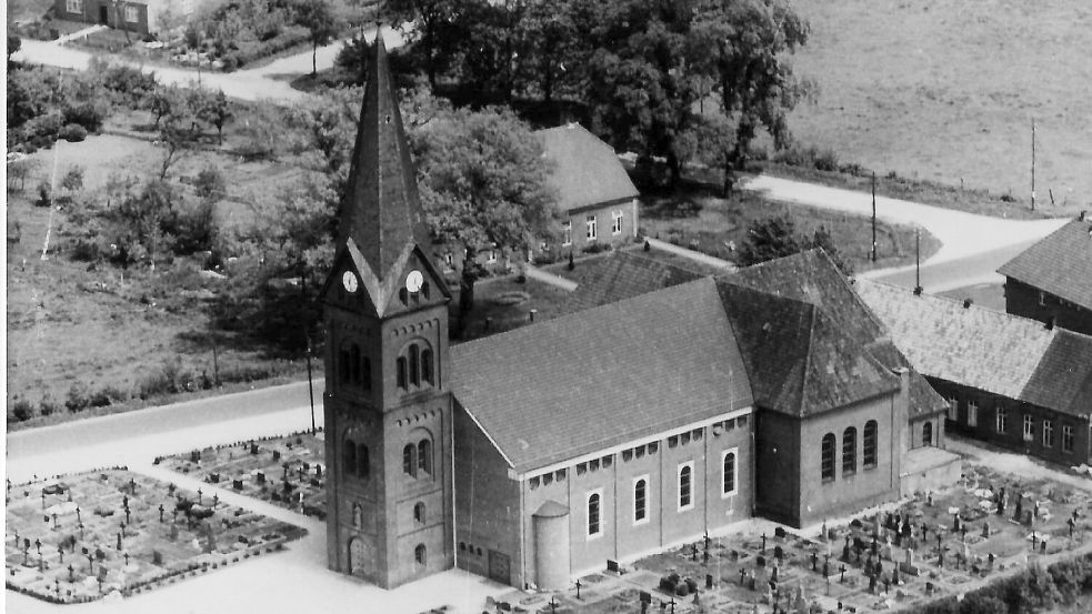 Eine alte Aufnahme der Kirche mit altem Friedhof und benachbartem Schulgebäude (rechts). Foto: Archiv Martin Pille