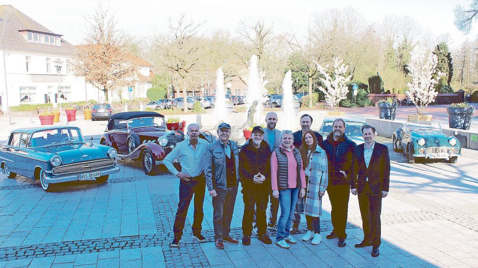 Auf dem Gruppenfoto auf dem Marktplatz in Bad Zwischenahn sind unter anderem Bürgermeister Henning Dierks, Kurdirektor Dr. Norbert Hemken, Antje Möhrmann (TrostReich), Anne de Vries (Flugkraft), Michael Müllmann (Veranstaltungsleiter), Dr. Michael Malms sowie die Charity-Fahrer Rolf Stalleiken, Hermann Ulferts und Oliver Rummler zu sehen. Foto: Bad Zwischenahn Touristik GmbH