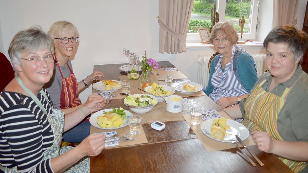 Die Organisatorinnen von „Oma kocht" (von links im Uhrzeigersinn) Tekla Holl, Sylvia Dick, Gisela Ratke und Stefanie Hanekamp beim Testessen.