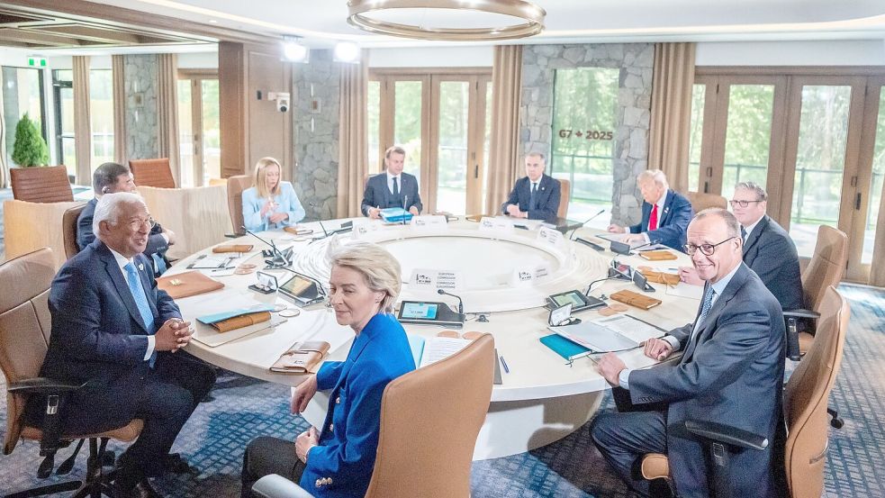 An einem Runden Tisch ist die G7 sich zumindest räumlich sehr nahe. Foto: Michael Kappeler/dpa-Pool/dpa
