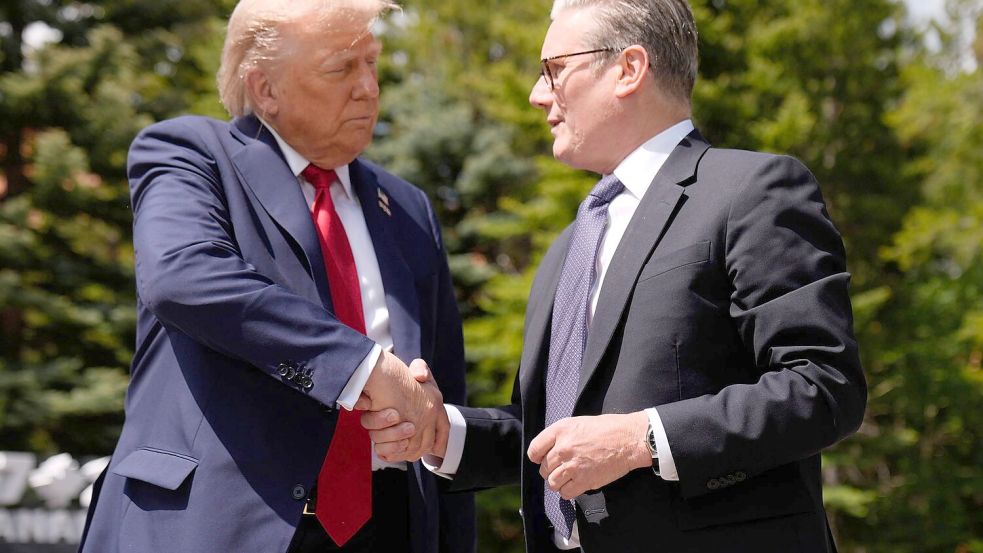 Trump und Starmer hatten ihren Handelspakt Anfang Mai verkündet - nun folgte beim G7-Gipfel der nächste Schritt. Foto: Mark Schiefelbein/AP/dpa