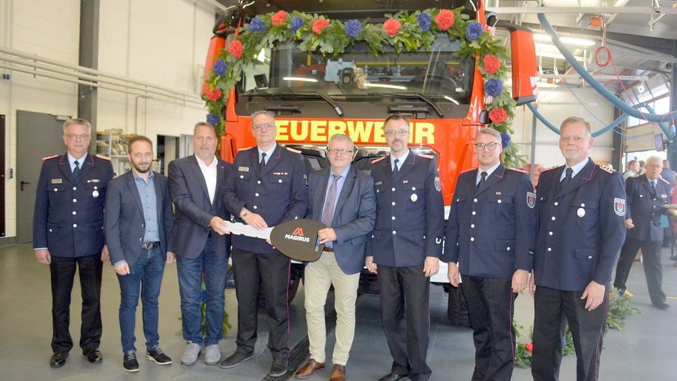 Offizielles Bild der symbolischen Schlüsselübergabe mit allen Beteiligten. Das Foto zeigt (von links) Joachim Lassahn (stellvertretender Gemeindebrandmeister), Florian Tautrich (Fachbereichsleiter Gemeinde WOL), Markus Bawik (Firma Magirus GmbH), Frank Harms (Gemeindebrandmeister), Theo Douwes (Bürgermeister Gemeinde WOL), Frank Eden (Ortsbrandmeister Ihrhove), Pascal Fischer (stellvertretender Ortsbrandmeister Ihrhove) und Johann Hollander (Gerätewart TLF 3000). Foto: Holger Weers