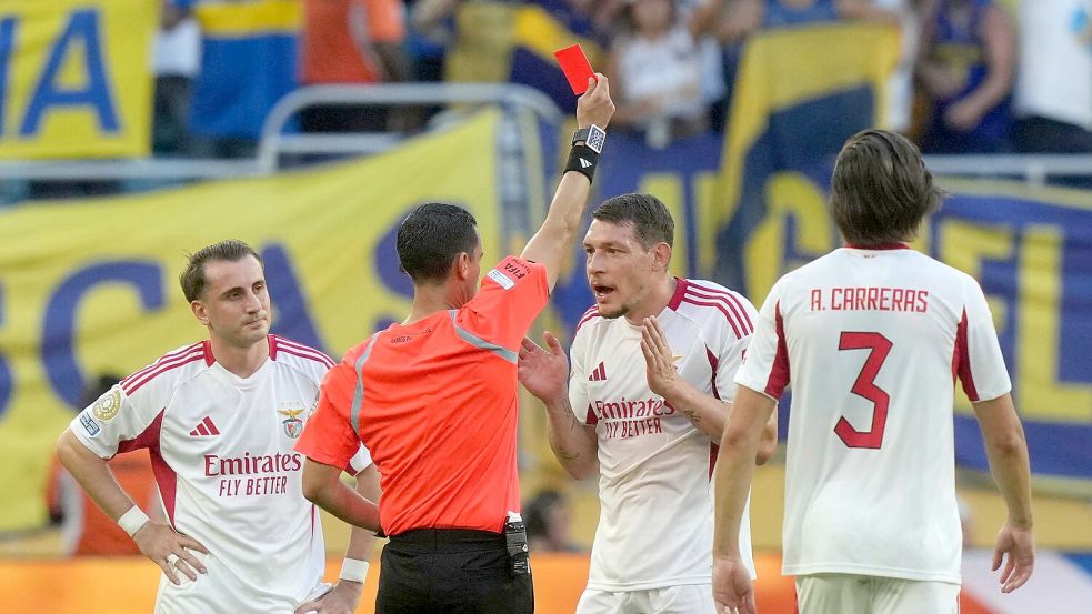 Auch ein Benfica-Spieler flog im hitzigen Duell vom Platz. Foto: Marta Lavandier/AP/dpa