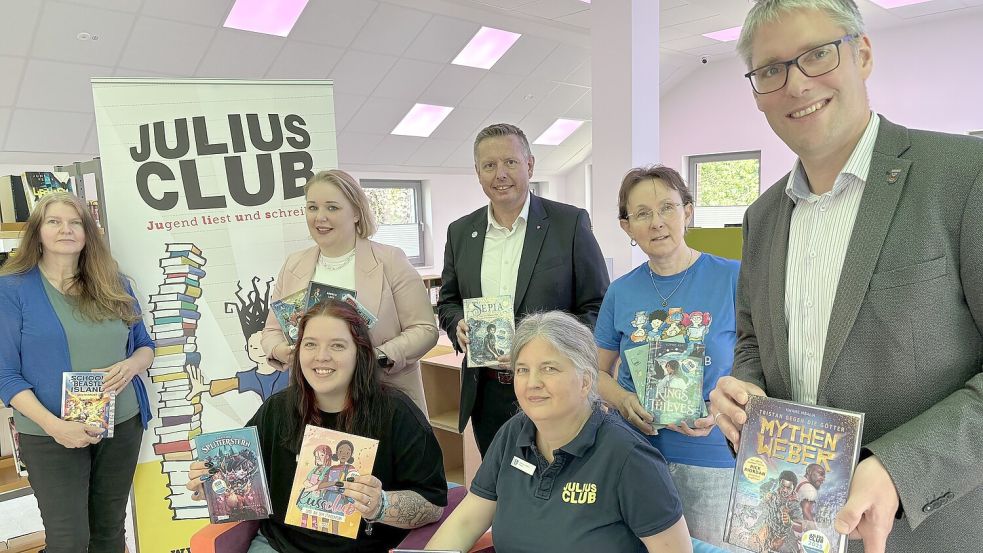 Gemeinsam für den Julius-Club aktiv: Anja Kellermann (Gemeindebücherei Westoverledingen, hinten von Links), Constanze Harms (Gemeindebücherei Hesel), Andreas Heinl (VGH Emden), Joke Hoogendorn (Mediothek Bunde), Heiko Abbas (Bürgermeister Weener) sowie (vorne von links) Sara Möhlmann (Stadtbücherei Weener) und Sabine Laudin-Fokken (Stadtbücherei Leer). Foto: Oliver Bär