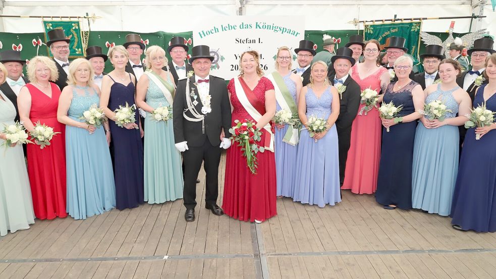 Der neue Schützenkönig Stefan Lindemann mit Königin Yvonne (Mitte) mit dem gesamten Königsthron im Festzelt. Foto: Hans Passmann