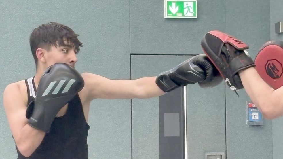 Dreimal die Woche trainiert Yousef Ayan bei Germania Leer, jetzt sicherte er sich den Deutschen U15-Boxmeistertitel in der 50-Kilogramm Gewichtsklasse in Lindow. Fotos: Ben Janssen