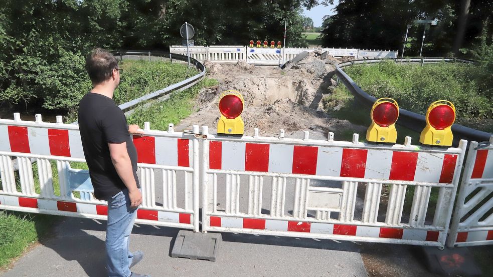 Ein Anwohner schaut sich die Baustelle über den Utender Kanal an. Foto: Hans Passmann