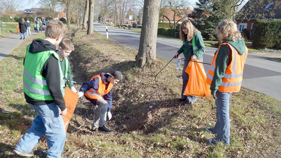 Auf dem Fehn wurden bereits Umwelttage veranstaltet. Hier ist der Nachwuchs des Schützenvereins Burlage in Aktion beim Müllsammeln entlang der Straßen. Nun geht es weiter mit Umwelttagen in Klostermoor und auch in Ramsloh. Foto: Weers