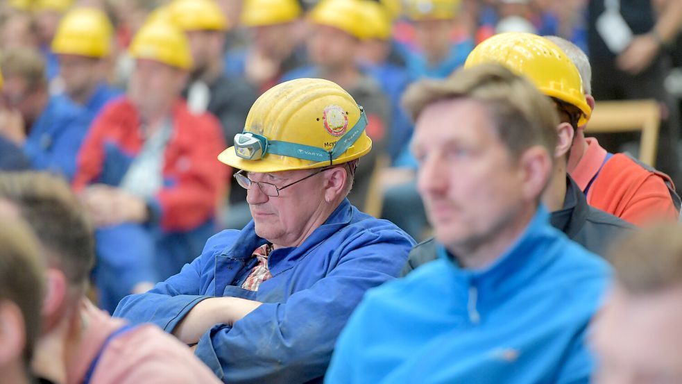 Mitarbeiter auf einer Betriebsversammlung in Papenburg: Wird es nun wieder etwas ruhiger auf der Meyer Werft? Kann die Sanierung voranschreiten? Foto: Ortgies/Archiv