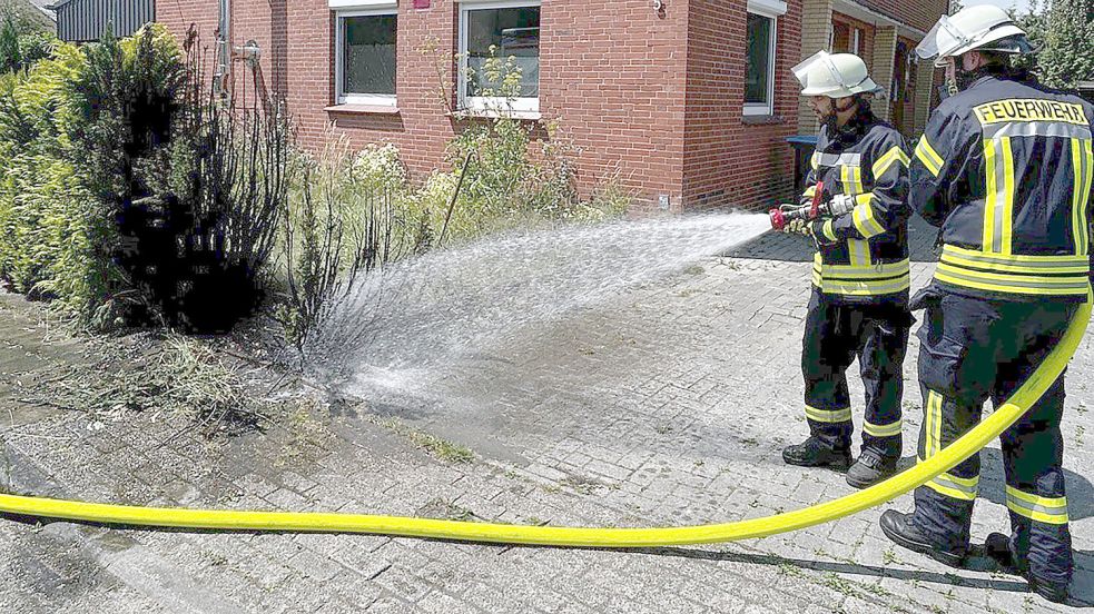 Mit einem Schnellangriff waren die letzten Glutnester rasch gelöscht. Foto: Mark Bruns/Feuerwehr Weener