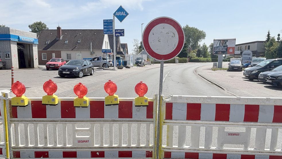 Seit Dienstagvormittag ist die B438 zwischen der Aral-Tankstelle und den Auffahrten zur B72 gesperrt. Fotos: Henrik Zein