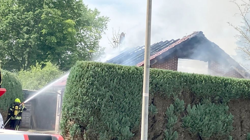 Die Feuerwehr kämpft seit dem Mittag gegen die Flammen in einem Wohnhaus an der Dieckhausstraße in Papenburg. Foto: Michael Kierstein