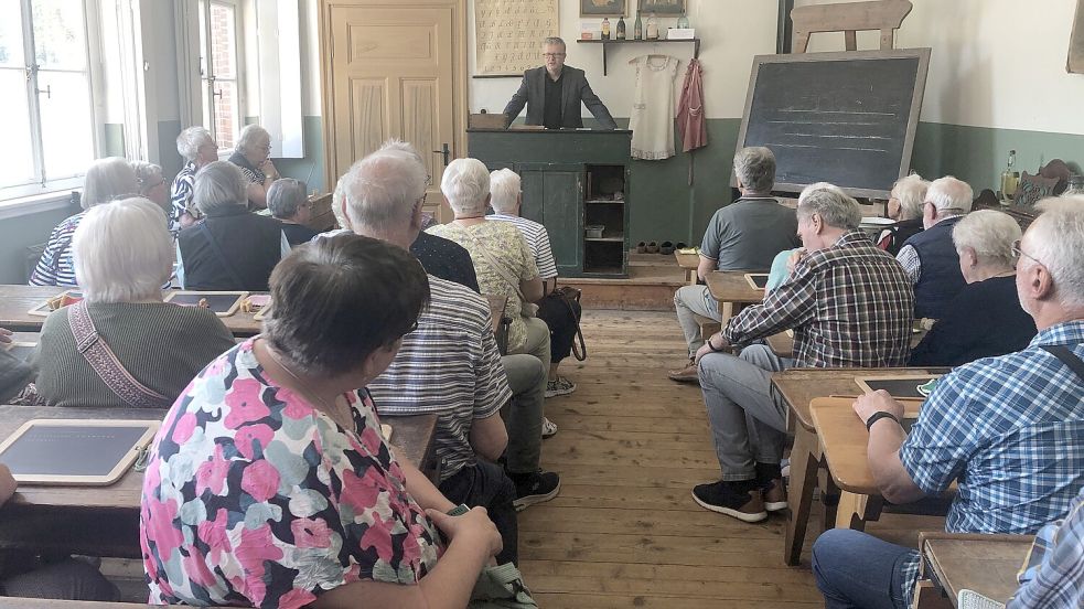 Hier nahm Bürgermeister Theo Douwes die Rolle eines strengen Lehrers aus der Zeit des Deutschen Kaiserreichs ein. Foto: Gemeinde/Beening
