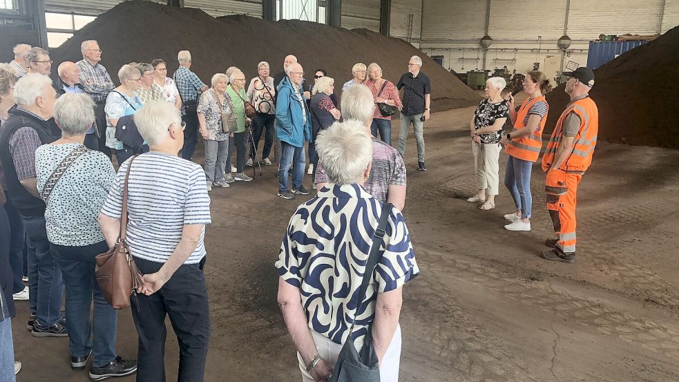 Im Entsorgungszentrum Breinermoor erhielten die Senioren Einblicke in die Verarbeitung von Strauchschnitt und Gartenabfällen zu Komposterde. Foto: Gemeinde/Beening