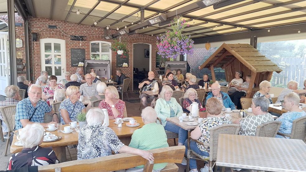 Am Nachmittag ließen die Senioren im „Gasthuus Ulenhoff“ bei Tee, Kaffee und Kuchen die Fahrt ausklingen. Foto: Gemeinde/Beening