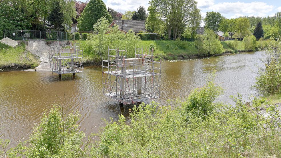 Bei der Sanierung der Fußgängerbrücke über den Sauteler Kanal in Warsingsfehn traten unerwartet Probleme auf. Foto: Klaus Ortgies/Archiv