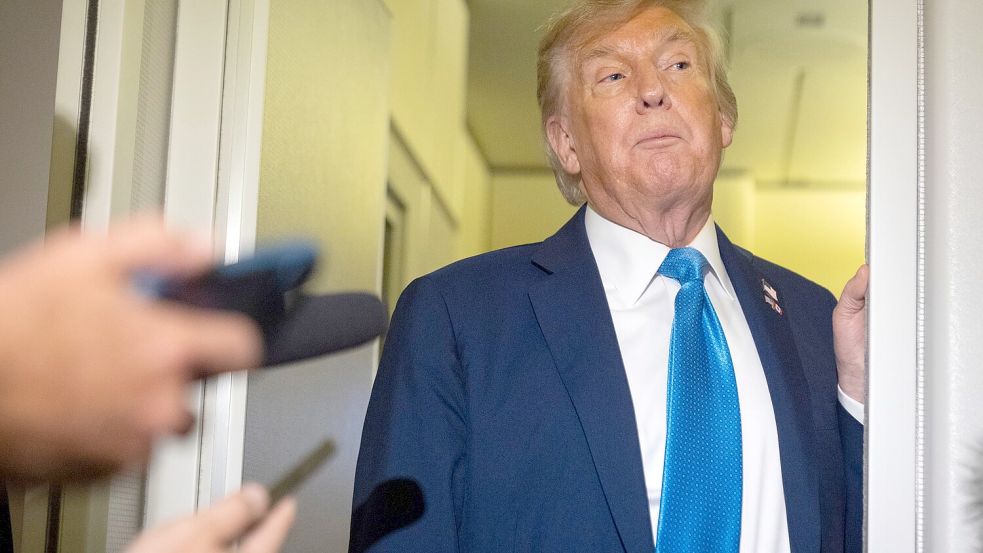 Donald Trump wendet sich mit scharfen Drohungen an Teheran. Foto: Mark Schiefelbein/AP/dpa