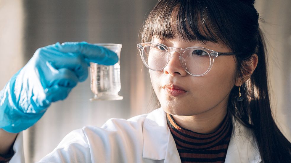 Leistungsfähige Farben und Lacke, vielseitig einsetzbare Polymere oder andere Stoffe sind das Ergebnis der Arbeit von Chemikanten. Foto: IMAGO / Westend61