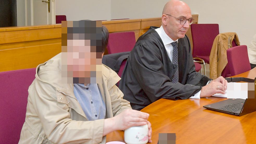 Das Bild zeigt die Angeklagte mit ihrem Verteidiger Christian Schumacher und wurde am ersten Verhandlungstag aufgenommen. Foto: Klaus Ortgies