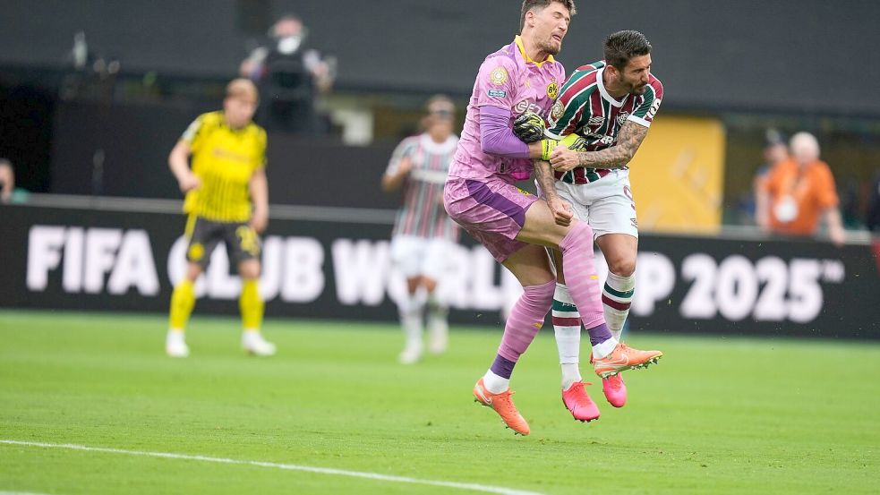 BVB-Keeper Gregor Kobel im Zusammenstoß mit Fluminenses Everaldo. Foto: Seth Wenig/AP/dpa