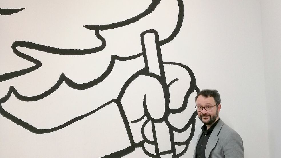 Riad Sattouf vor einer großen Esther-Zeichnung 2019 im Centre Pompidou. Foto: Birgit Holzer