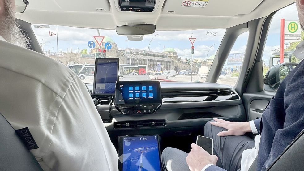 Auf den ersten Blick fast wie ein normales Fahrzeug: Der autonome Moia-Shuttle von VW hält an den Landungsbrücken vor der roten Ampel. Noch sitzt ein Fahrer hinter dem Steuer – aber nur, um im Notfall eingreifen zu können. Foto: Markus Lorenz