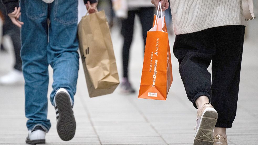 Viele Menschen in Deutschland sparen wegen der gestiegenen Preise bei Mode. Foto: Monika Skolimowska/dpa