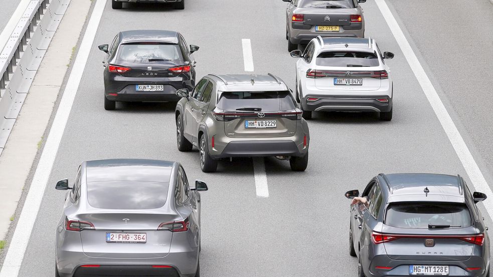Autofahrer denken im Stau oft, dass es auf der anderen Spur schneller vorangeht. Aber stimmt das wirklich? Foto: Imago/Anton Geisser