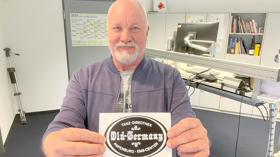 Doppelter Kultstatus: DJ Jan Groen mit einem alten Aufkleber vom „Old Germany“ in Papenburg. Dort hat er jahrzehntelang aufgelegt – zuvor arbeitete er auch im „Töff Töff“ in Langholt. Foto: Gerd Schade