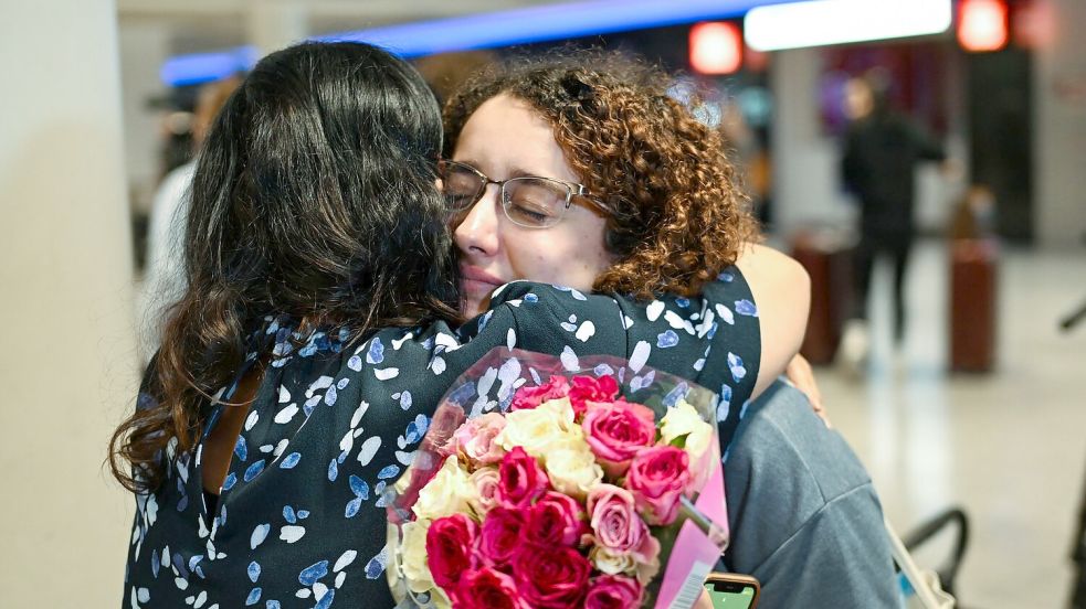 Am Frankfurter Flughafen schlossen viele Angehörige ihre Liebsten in die Arme. Foto: Arne Dedert/dpa