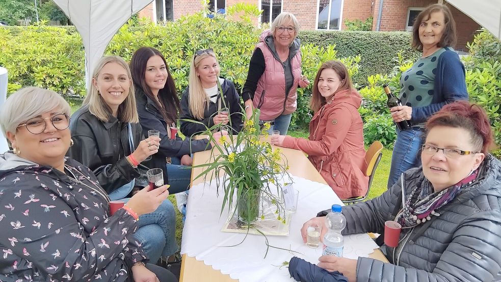 So war es im vergangenen Jahr: Auf der zweiten Etappe der Weinwanderung wurden alle Gäste von Mitgliedern des Ortsvereins Langholt versorgt. Archivfoto: Clarissa Scherzer