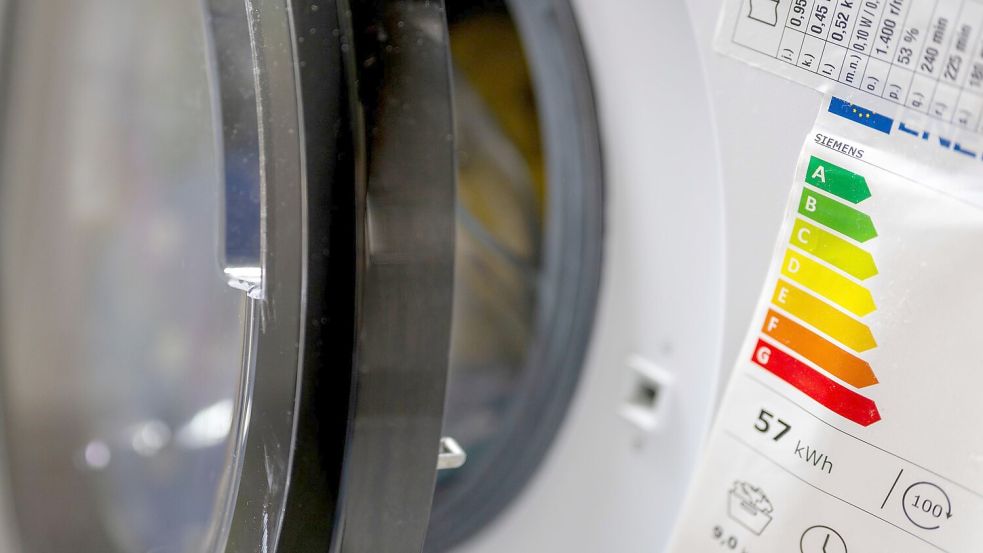 Auf Waschmaschinen klebt die Energieeffizienzskala schon seit Jahren. (Symboldbild) Foto: Monika Skolimowska/dpa