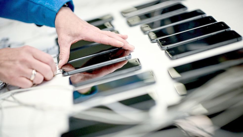 Verbraucherinnen und Verbraucher sollen Smartphones in Zukunft besser vergleichen können. (Symbolbild) Foto: Britta Pedersen/dpa