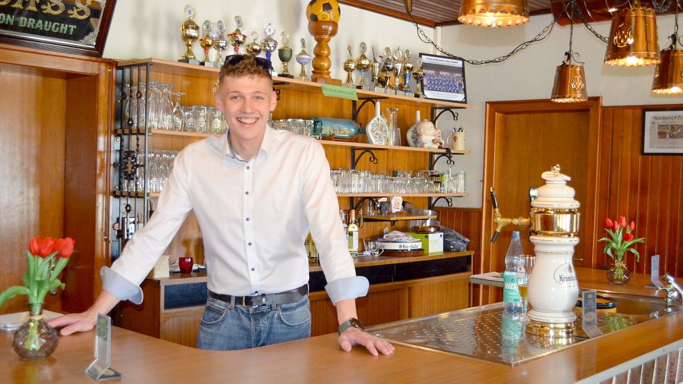 Erfüllt die Gaststätte seiner Familie mit neuem Leben: der 22-jährige Linus Heyens hinter der Theke der Moorschänke in Ramsloh. Foto: Astrid Fertig