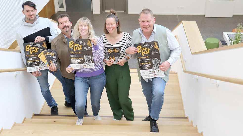 Laden zum Bierfest-Wochenende ein (von links nach rechts): Stefanos Tsurlianis vom Restaurant Zorbas, Benny Haxhijaj vom Hotel Ummen, Janina Oberschelp von der Gemeindeverwaltung, Mona Wolke vom Best Place Hafencafé sowie Kultwirt Jan Lange. Foto: Gemeinde Barßel