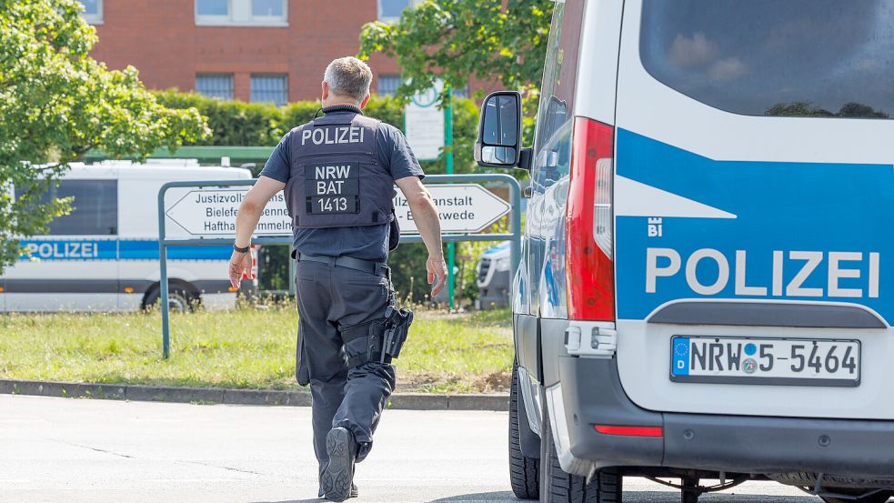 Der 39-jährige Mann sollte gerade in eine besser gesicherte Vollzugsanstalt verlegt werden, als ihm die Flucht gelang. Foto: dpa/Friso Gentsch