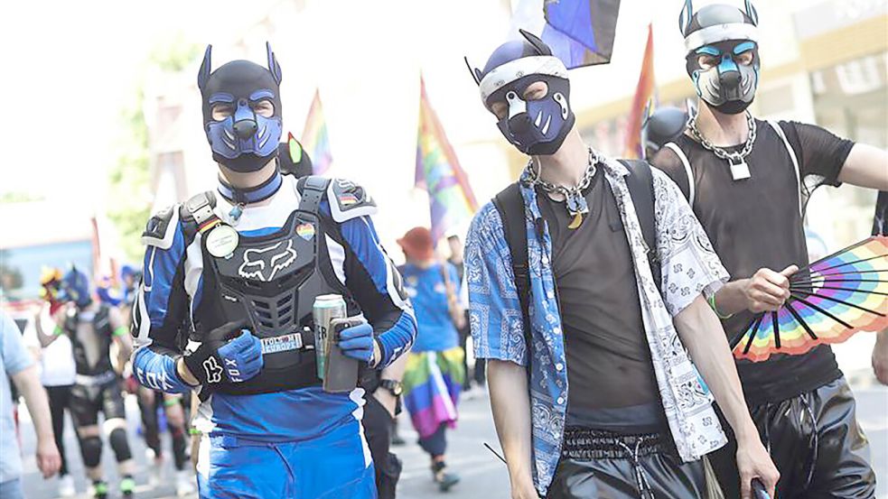 Treten ein für sexuelle Vielfalt und Anderssein: Die „Puppy“-Teilnehmer des CSD in Emden. Zwei von ihnen waren im Anschluss schwer verletzt worden. Fotos: Jens Doden